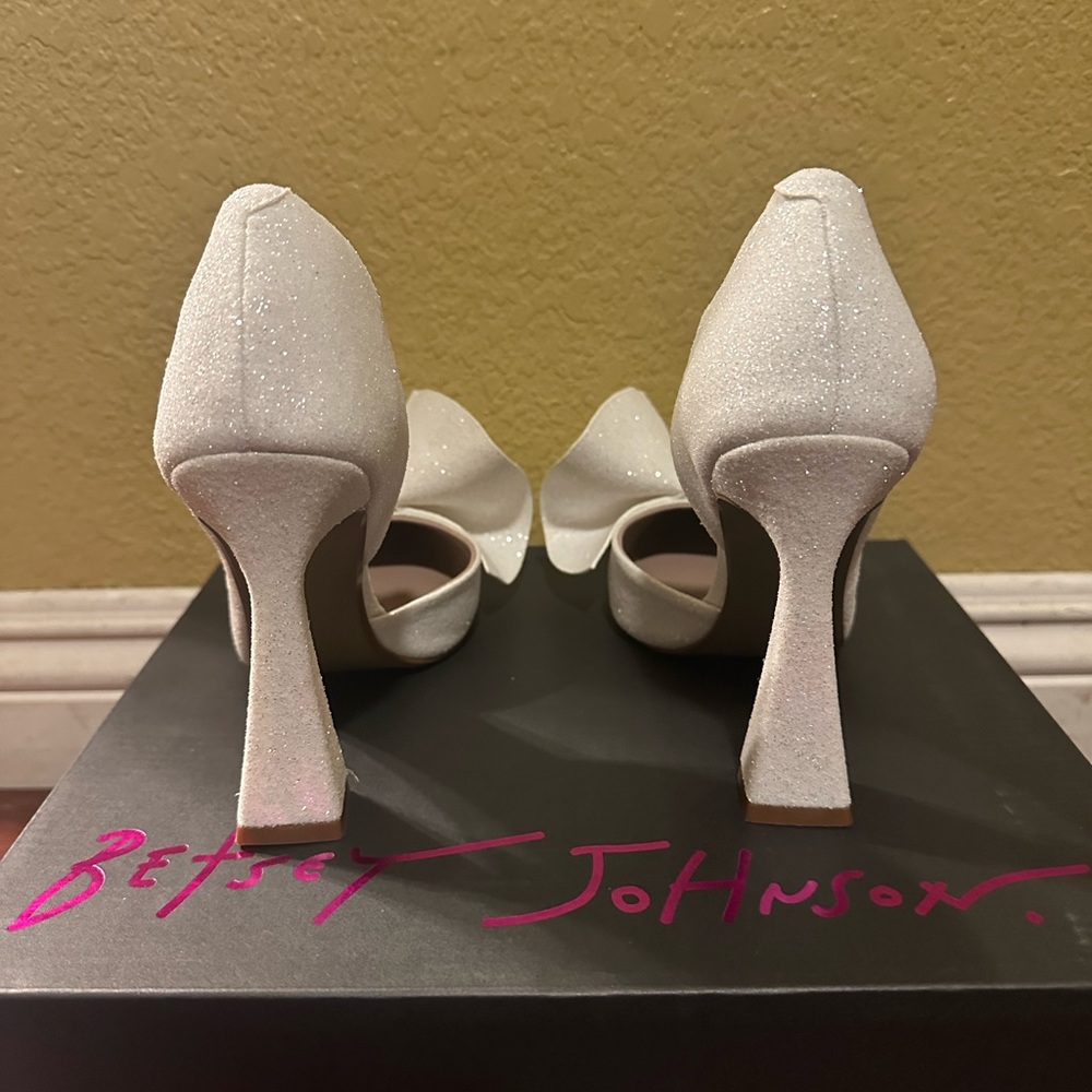 Betsey Johnson White Heels with Bow - Picture 6 of 11
